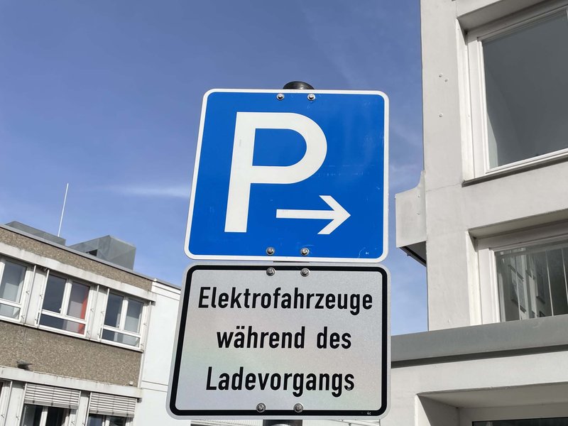 E-Auto-Parkplätze sind E-Autos vorbehalten. Ohne Ausnahme. E-Auto-Parkplätze sind E-Autos vorbehalten. Ohne Ausnahme.